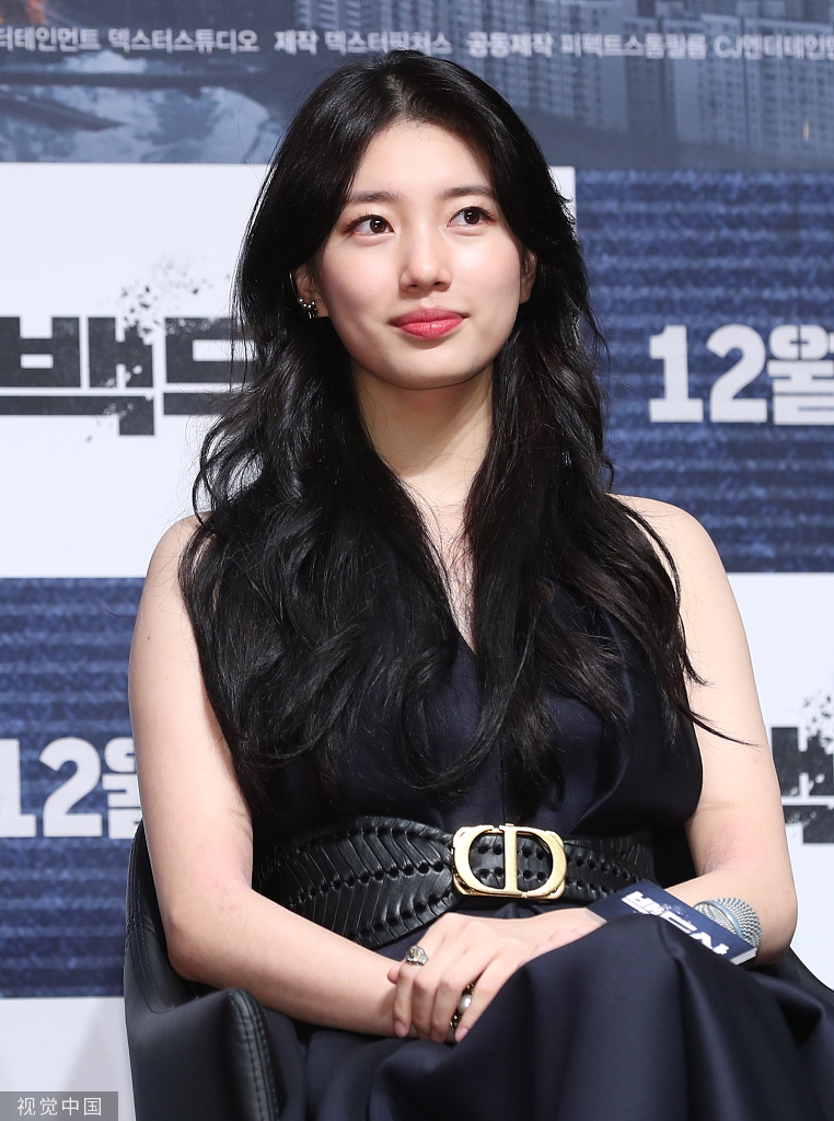 组图:裴秀智梳大波浪卷发微笑撩发 李秉宪笑容灿烂男人味爆表