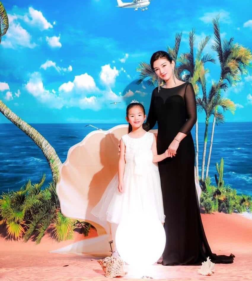 组图：黄奕女儿盛装打扮演奏钢琴 仪态优雅秒变气质小女神