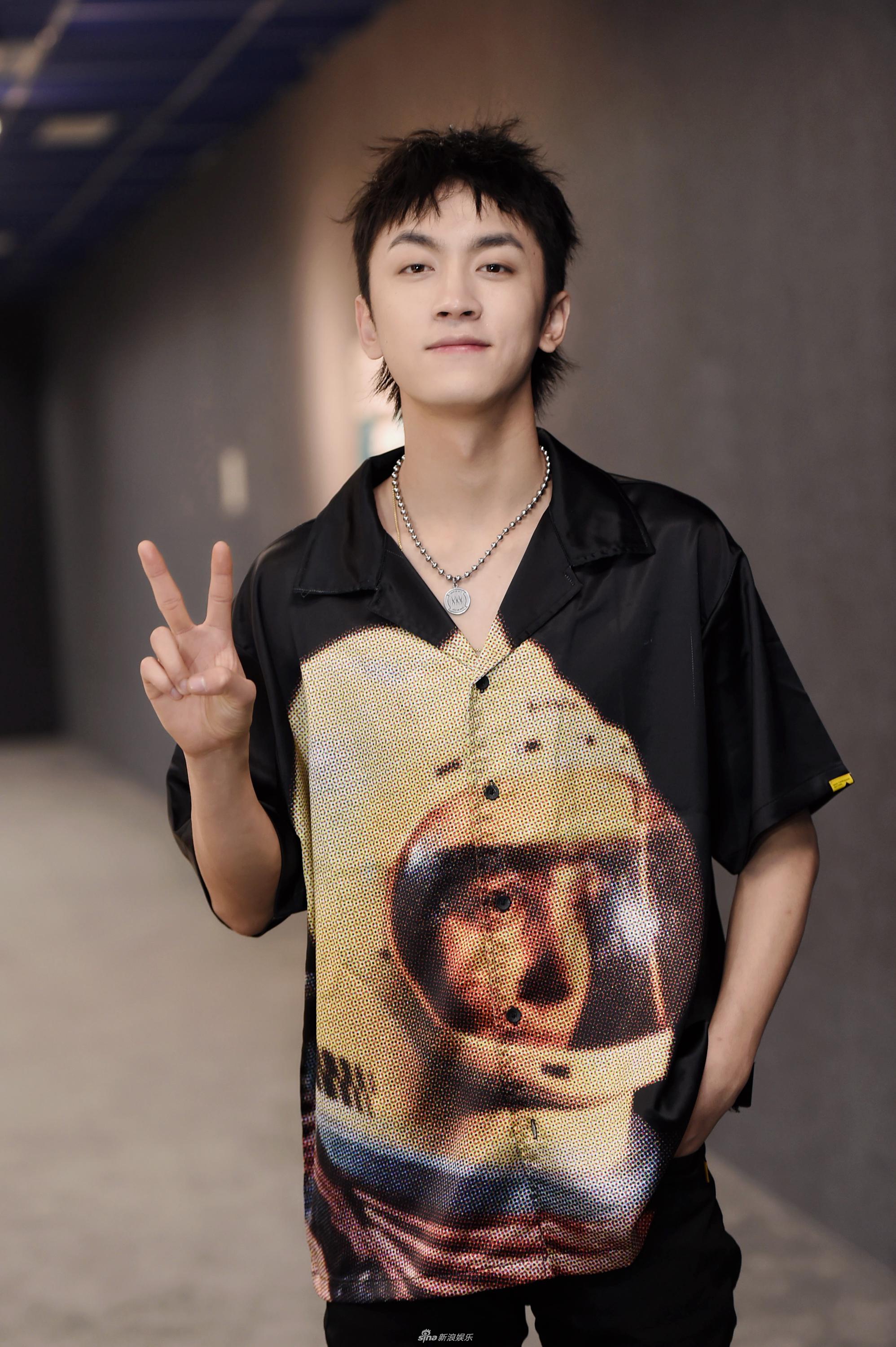 组图:创造营2019学员牛超酷帅不羁 五官神似陈晓