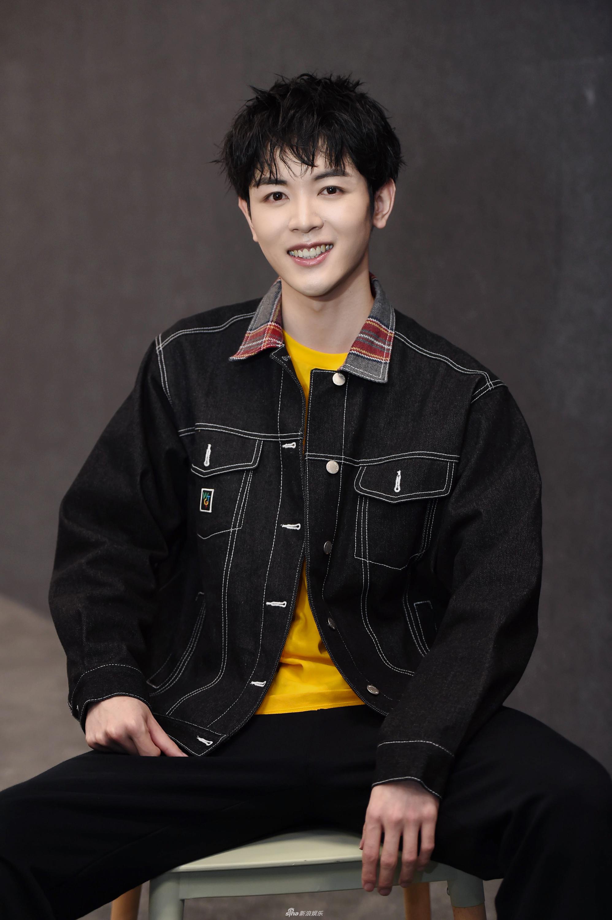 组图创造营学员戴景耀发型微卷笑容灿烂不避讳回锅肉话题