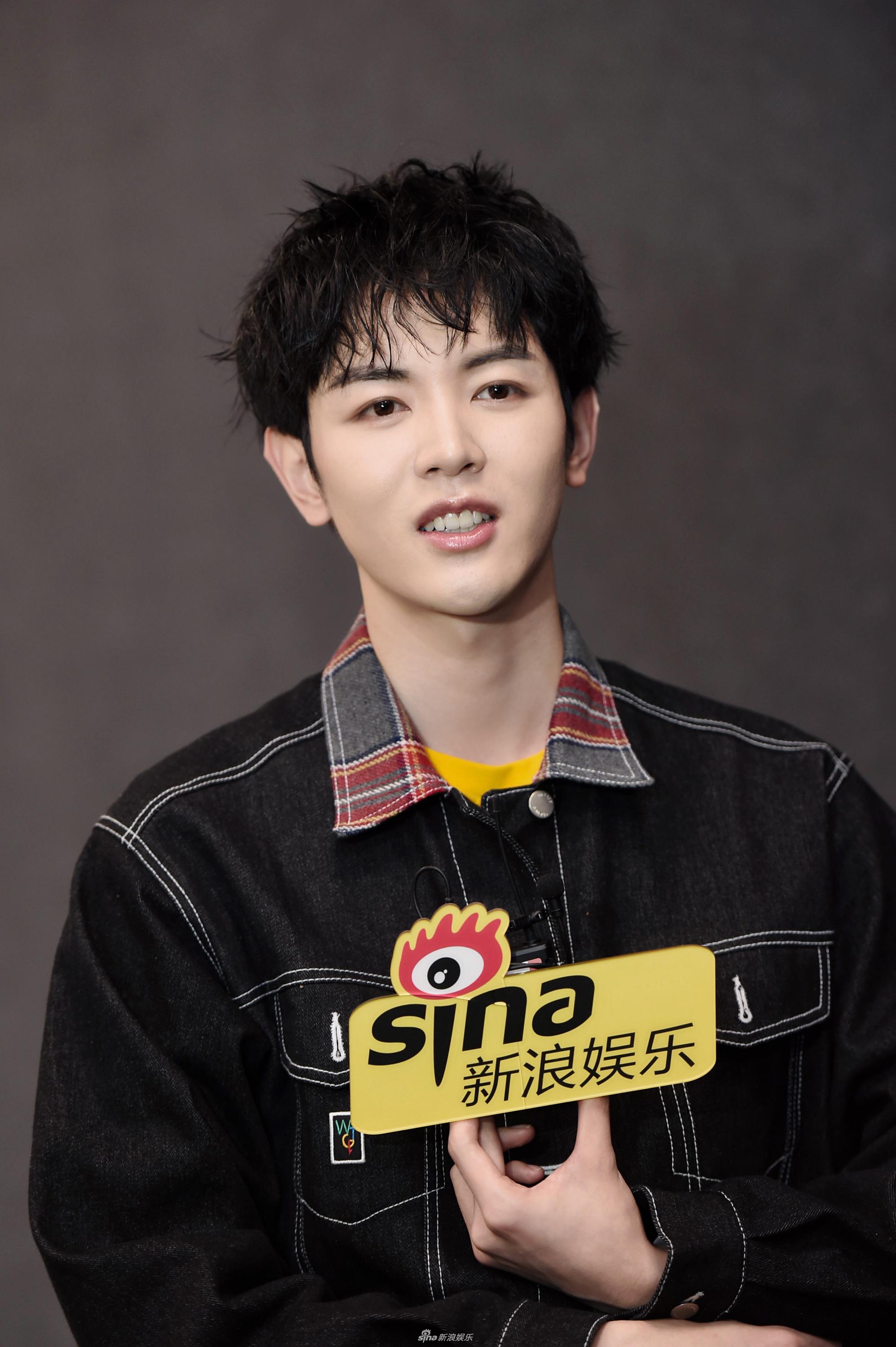 组图:创造营学员戴景耀发型微卷笑容灿烂 不避讳回锅肉话题