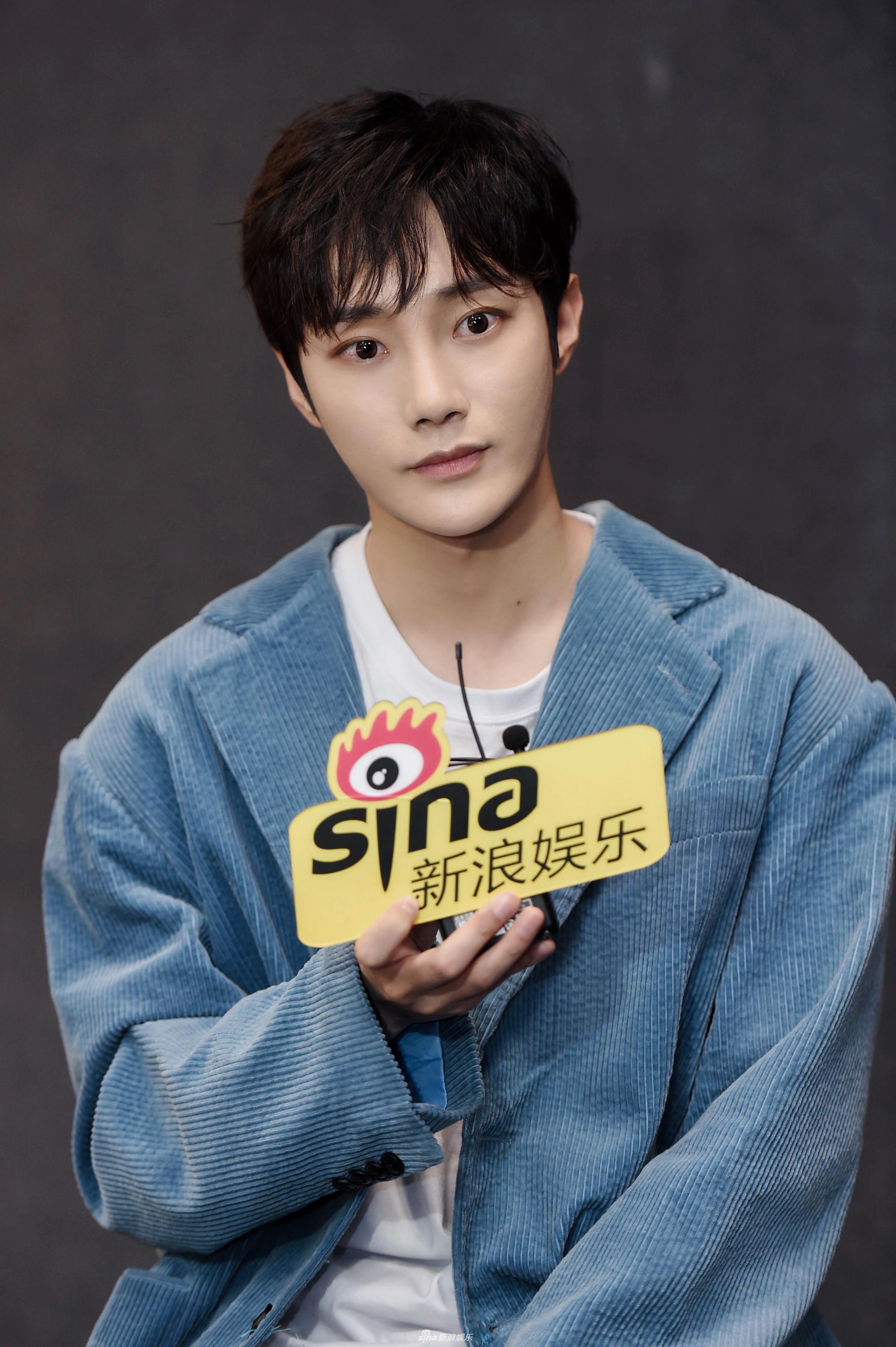 组图:创造营学员刘也插兜摆酷帅造型 却不知网络用语一脸懵