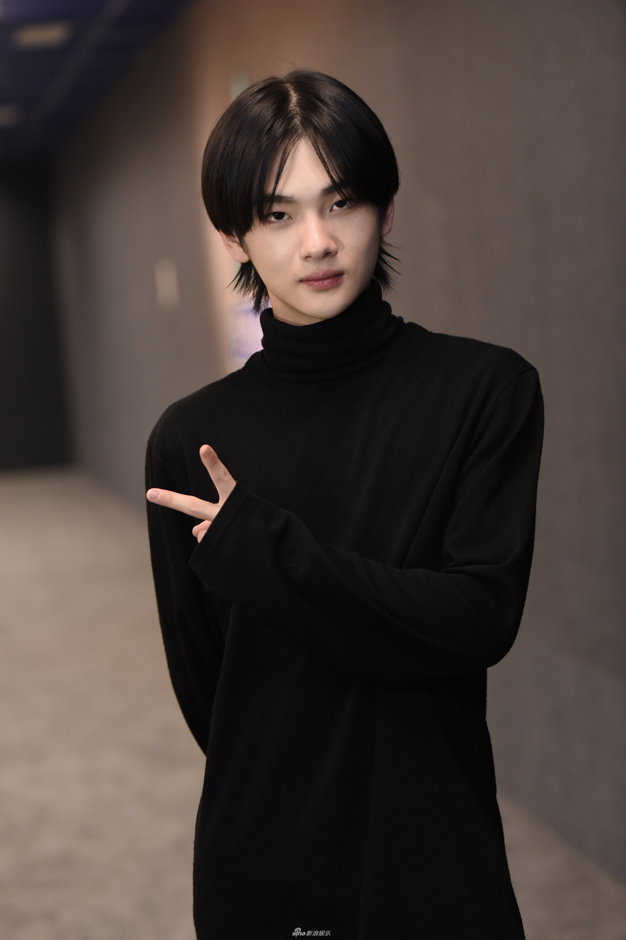 组图:周震南一身黑造型露c位气势 抿嘴比耶酷帅奶萌切换自如