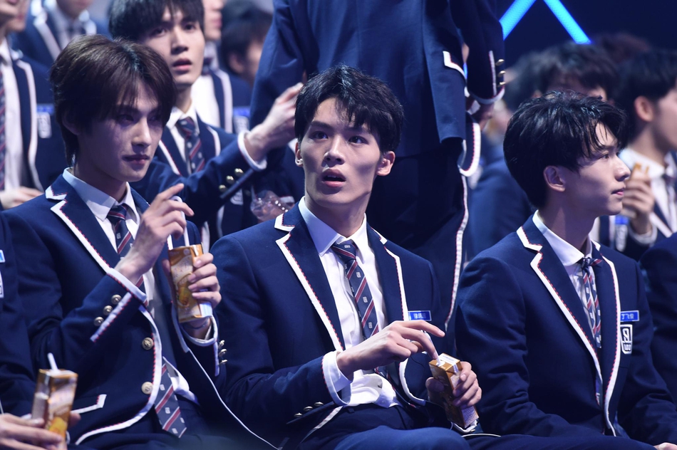 组图:《青春有你》决赛现场直击 导师团忙自拍选手表现亮眼