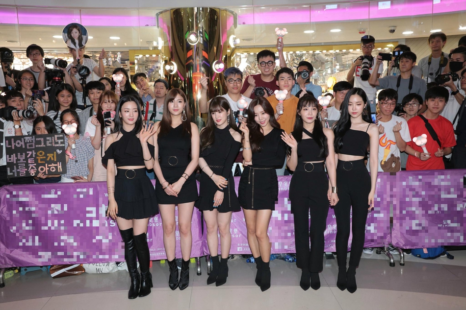 组图:韩女团apink三度到港人气旺 全黑造型秀美腿气场全开