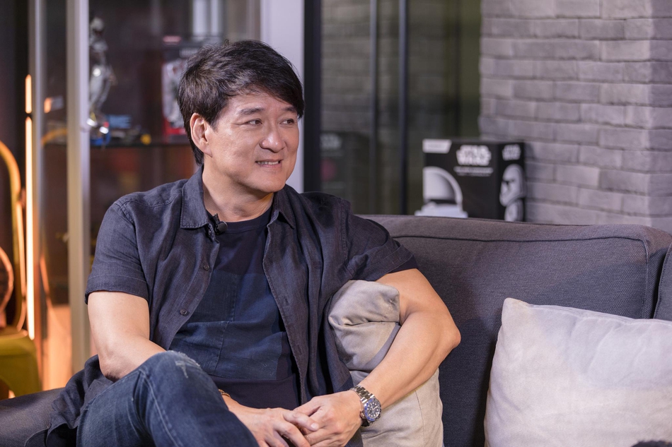 组图:周华健一身深蓝穿搭简单随性 与鲁豫餐桌畅聊状态佳