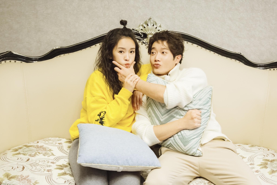 组图:刘泳希李嘉铭搞怪互动撒糖不断 二人穿情侣装对视显甜蜜