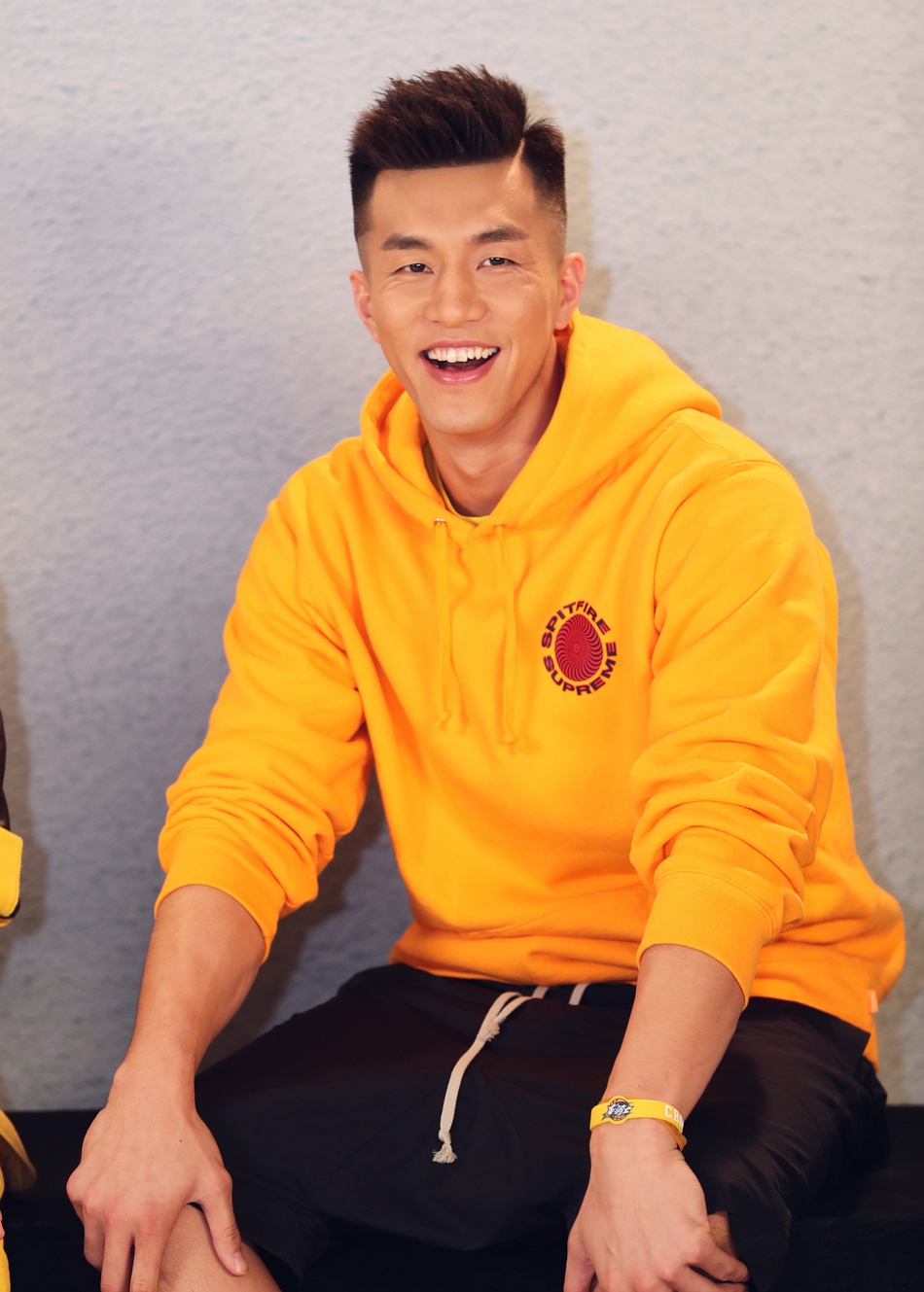 组图:李易峰郭艾伦变身"小黄人"cp 周杰伦易建联一身黑酷帅有型