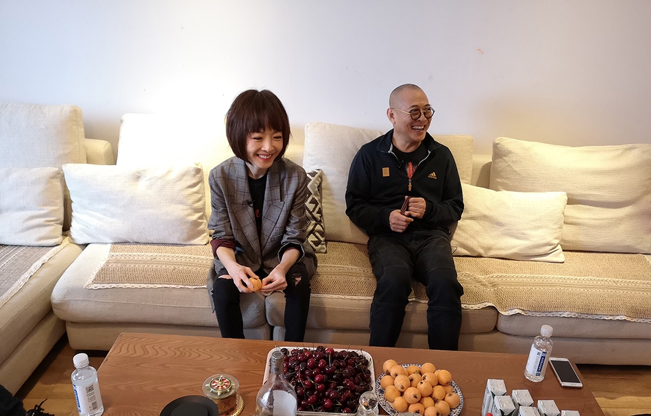 组图:李连杰光头造型精神爽朗 与鲁豫畅谈开怀大笑状态佳