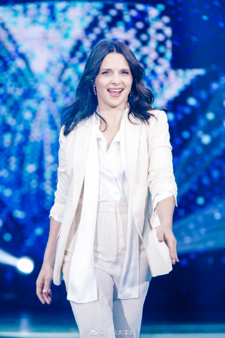 组图:大满贯影后朱丽叶比诺什中国综艺首秀 白色西装知性干练