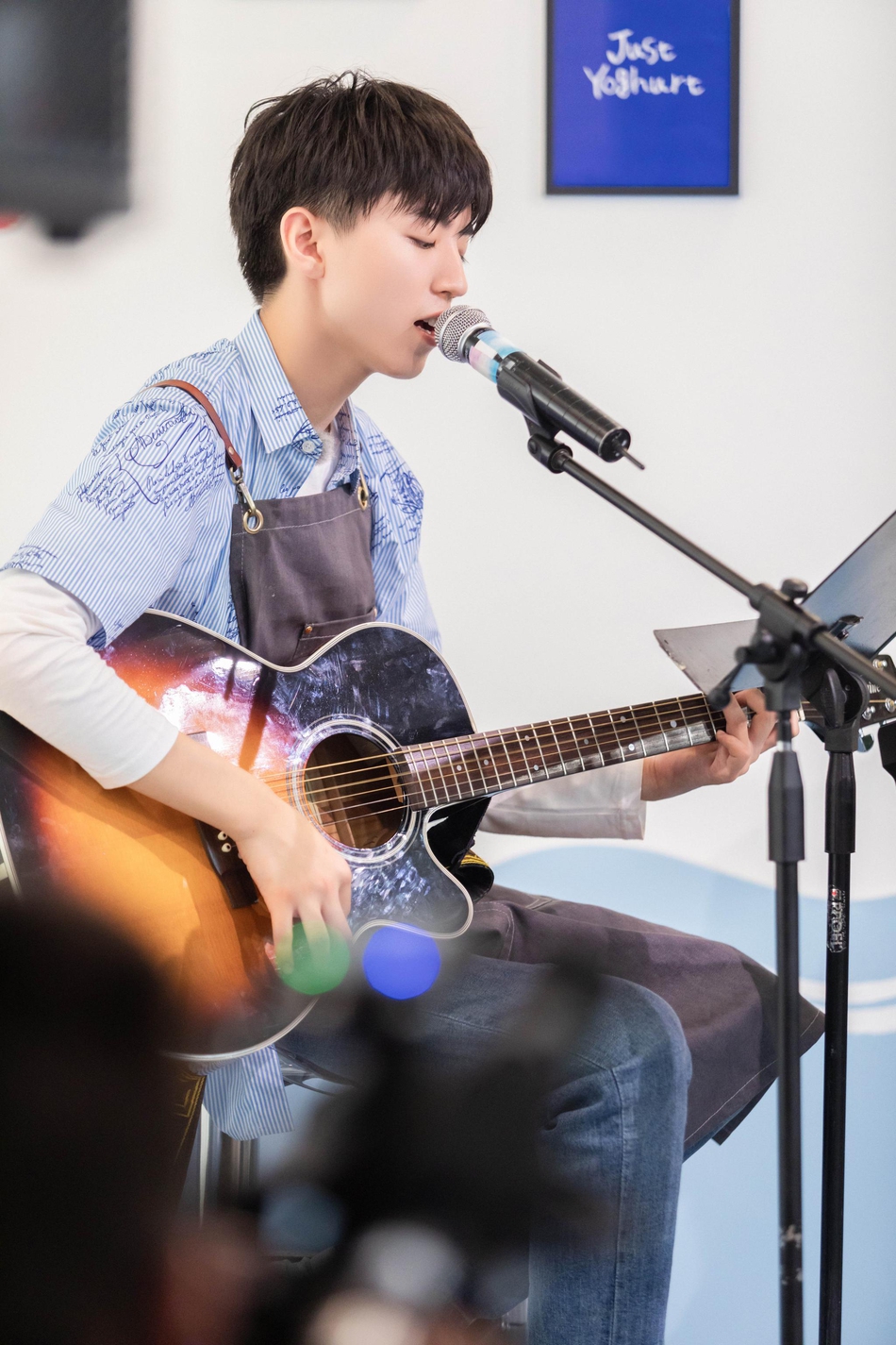 组图:王俊凯初秋暖系衬衫造型曝光 怀抱吉他弹唱变身温柔少年