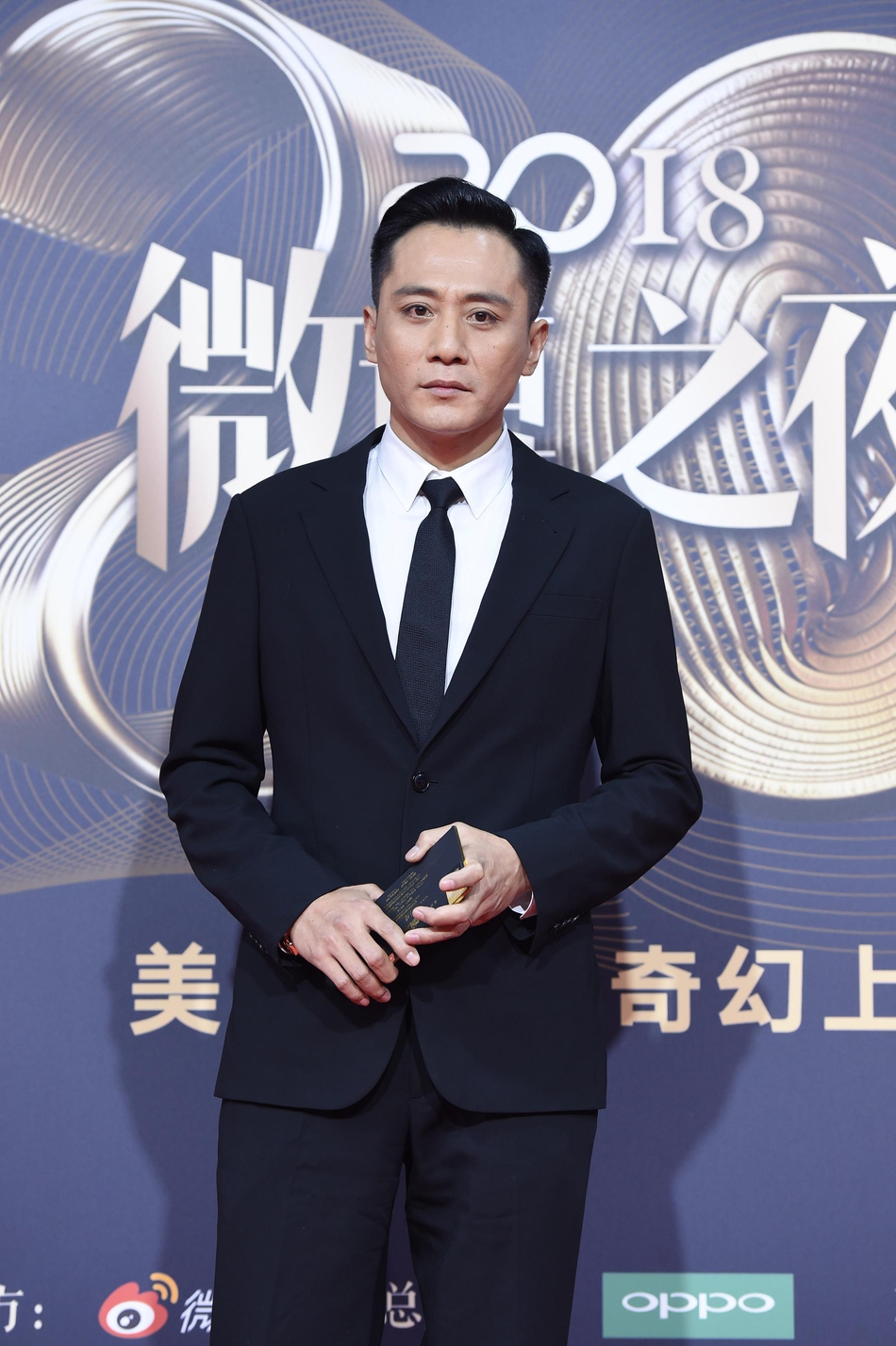 组图:刘烨黑色西装现身微博之夜红毯 儒雅帅气尽显绅士品格_高清图集