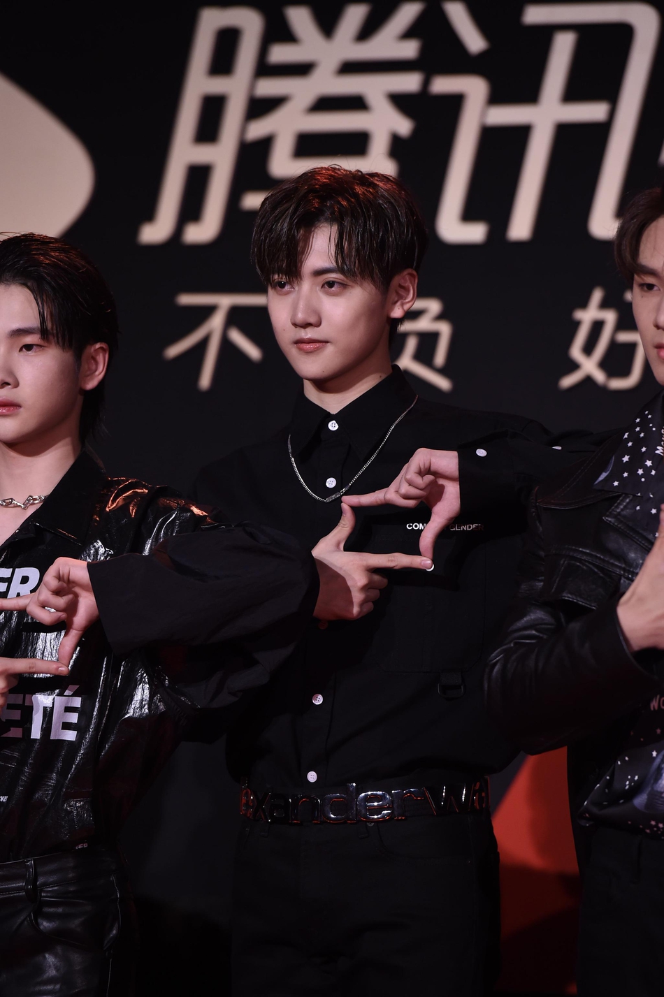 组图:r1se成团后首次公开亮相 红毯首秀全员黑色系酷劲足