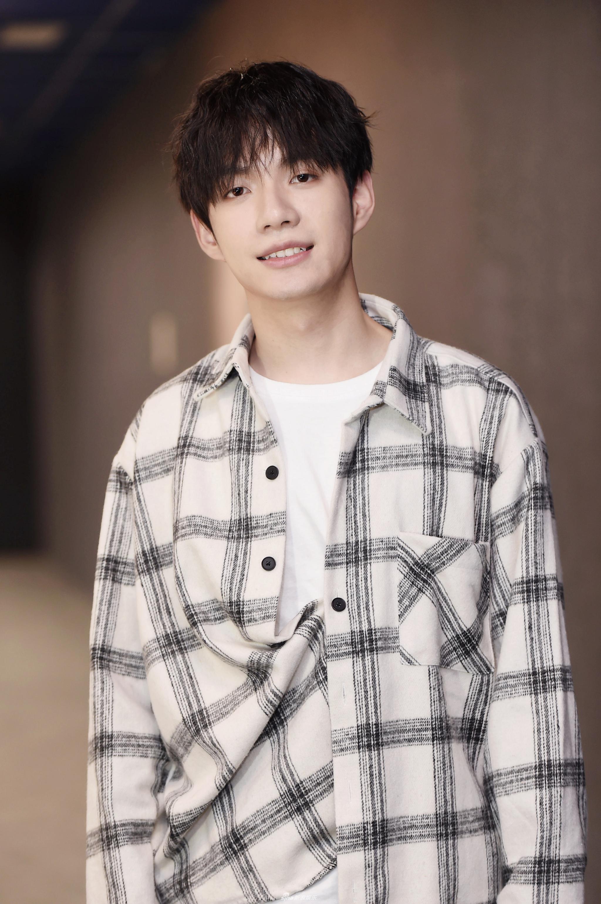 新闻频道 文体八卦 > 正文  唱跳水平和长相都不算出众的张颜齐是凭借