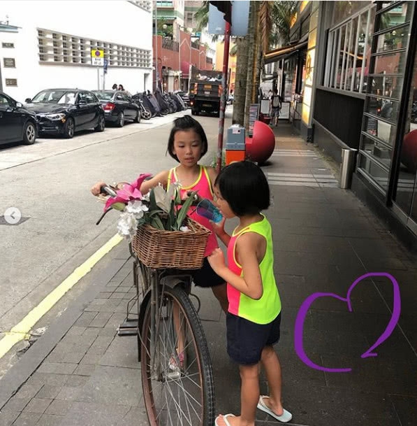 组图：蔡少芬怀三胎后首晒近照带女儿海边度假 素颜出镜强顶风沙