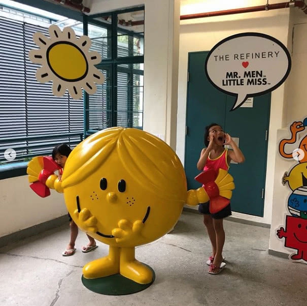组图：蔡少芬怀三胎后首晒近照带女儿海边度假 素颜出镜强顶风沙