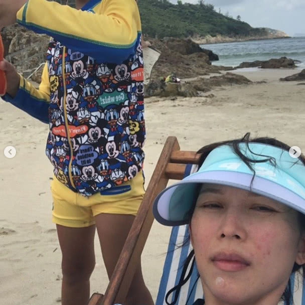组图：蔡少芬怀三胎后首晒近照带女儿海边度假 素颜出镜强顶风沙