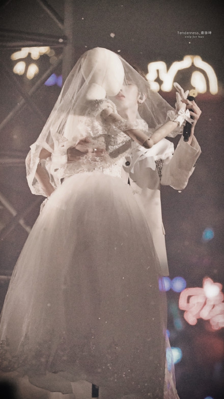 组图:ninepercent正式解散 蔡徐坤与穿婚纱人偶浪漫共舞