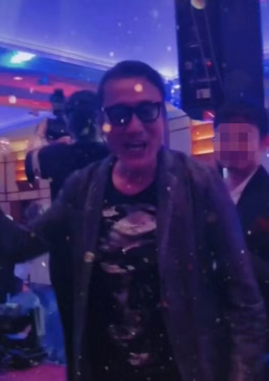 组图:62岁梁家辉戴墨镜潇洒状态好 却被网友大呼撞脸谢贤