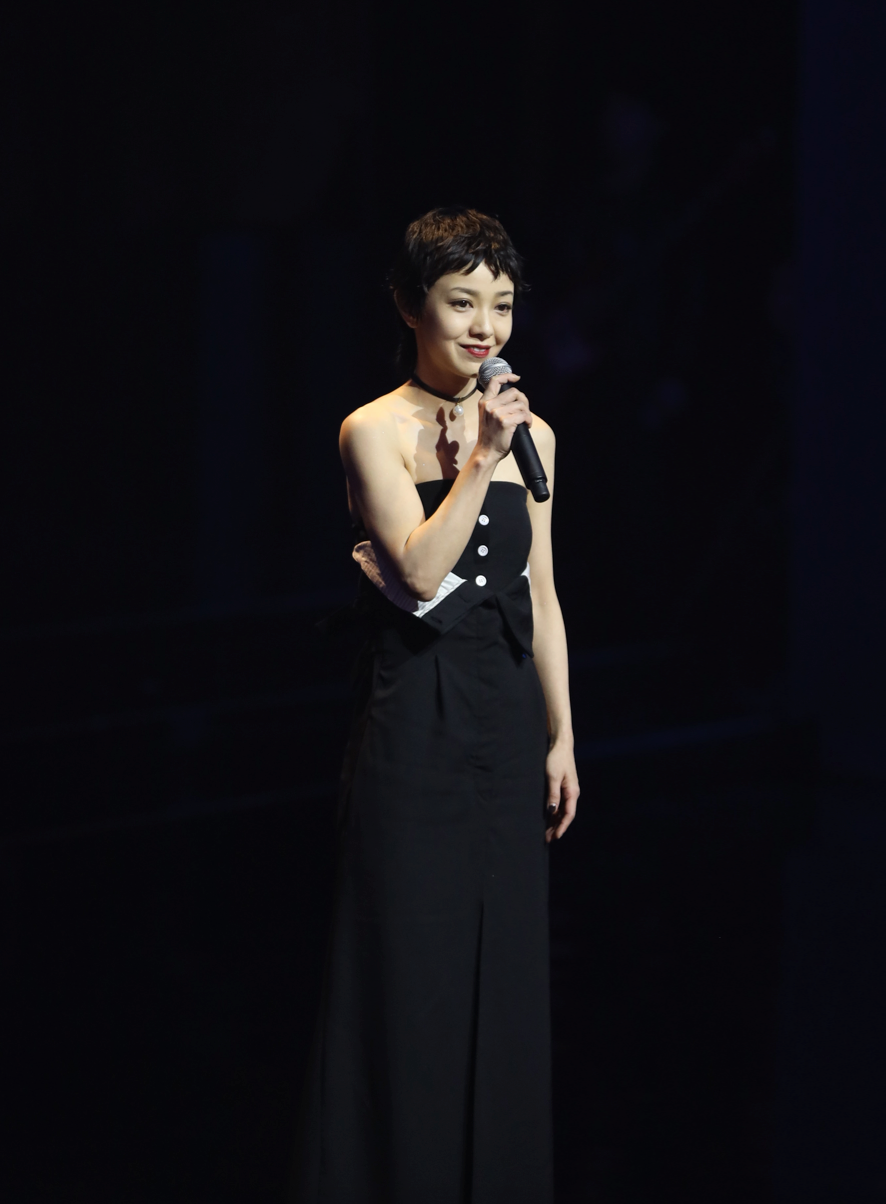 组图:郭采洁着黑色礼裙舞台献唱 回忆《小时代》郭敬明哭成泪人