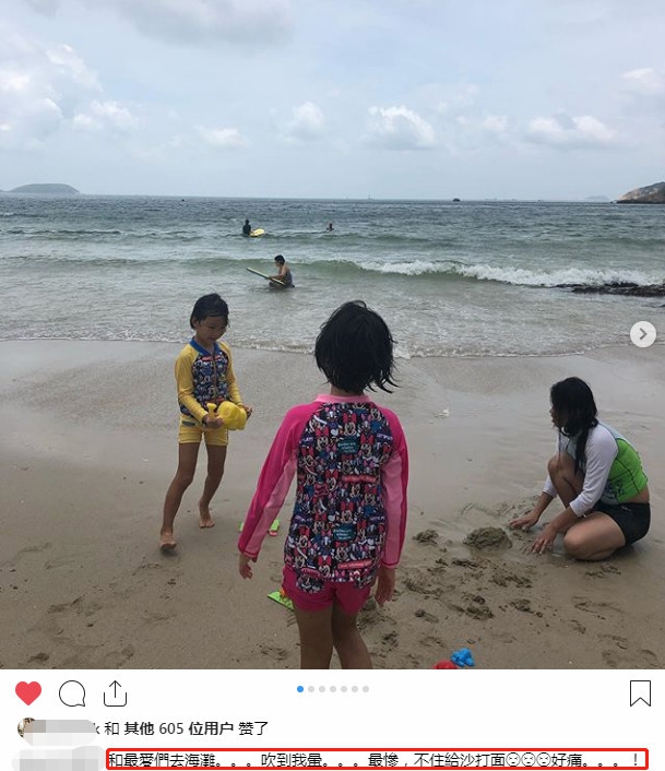 组图：蔡少芬怀三胎后首晒近照带女儿海边度假 素颜出镜强顶风沙