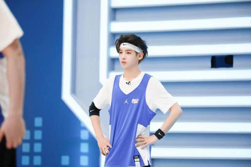 组图:黄明昊白t配篮球服活力满满 变身"流川汀"玩转球场