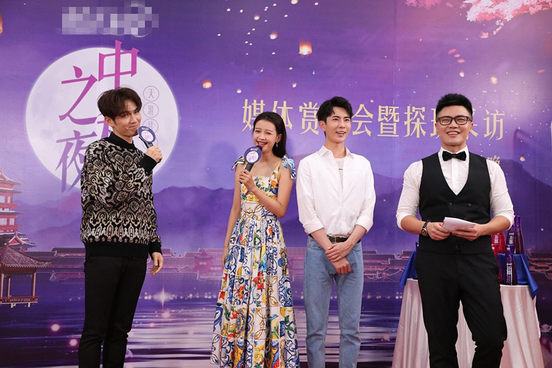 组图:钟汉良孙怡同框男俊女俏 大嘴猴夫妇再度合体"秀恩爱"