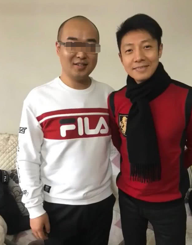 组图:撒贝宁与老婆李白罕见同框 红黑情侣搭配拜访亲友贴心合照