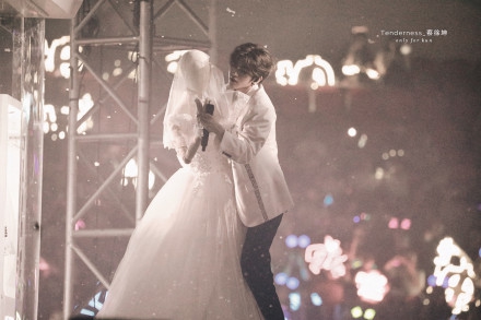 组图:ninepercent正式解散 蔡徐坤与穿婚纱人偶浪漫共舞