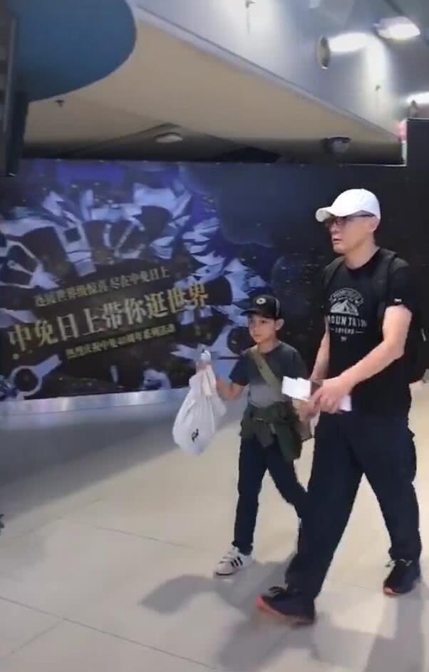 组图：一家四口集体出动！ 刘烨牵诺一帅气安娜牵霓娜乖巧