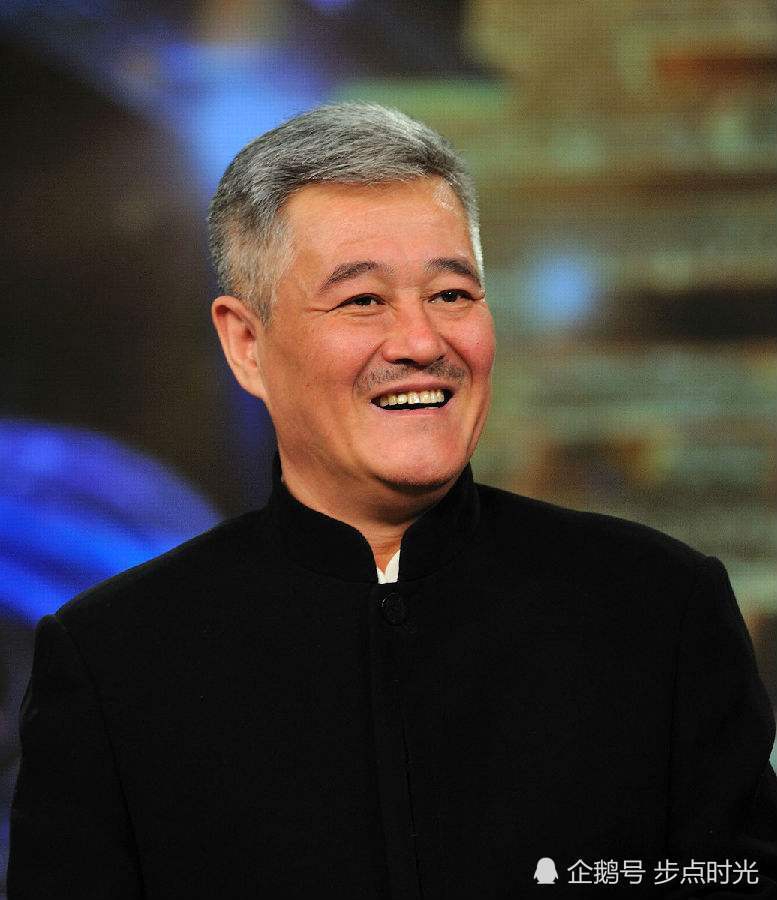 组图:61岁赵本山罕见近照曝光 满头白发表情严肃