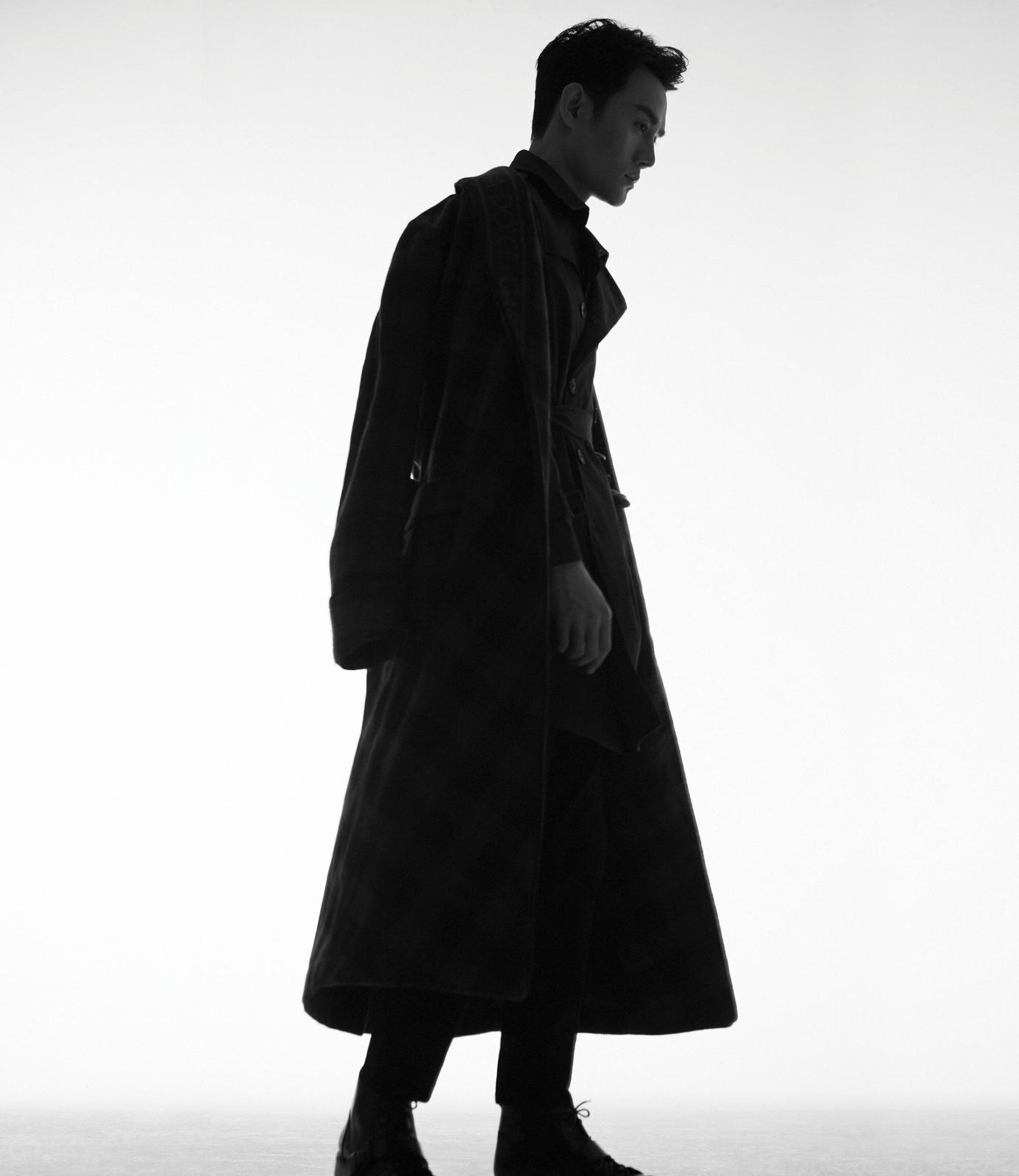 王凯领口微敞,气场全开,半张脸埋在高领毛衣中,眼神刚毅,上演冷峻又