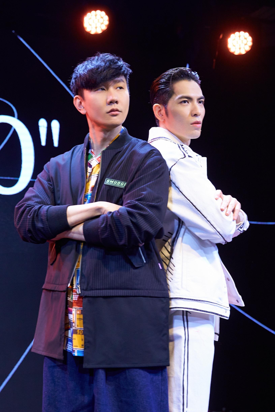 组图:《歌手》林俊杰萧敬腾认真彩排 四手联弹摆pose酷劲足_高清图集