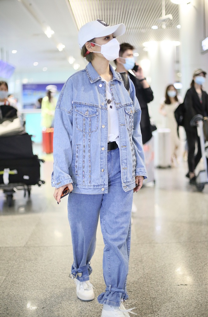 组图:乘风破浪的姐姐!宁静深夜现身机场精神抖擞嘻哈范足