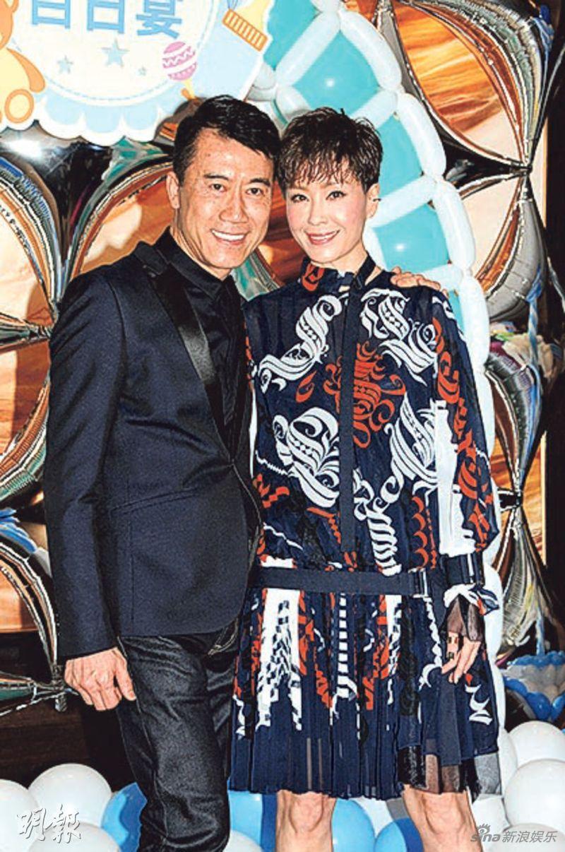 伍咏薇与老公练海棠一起恭贺好姐妹陈敏之.