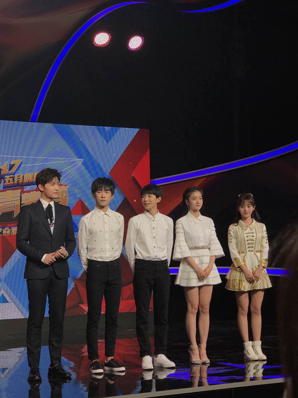 组图:央视五四晚会鹿晗张艺兴同台热聊有说有笑_高清图集_新浪网