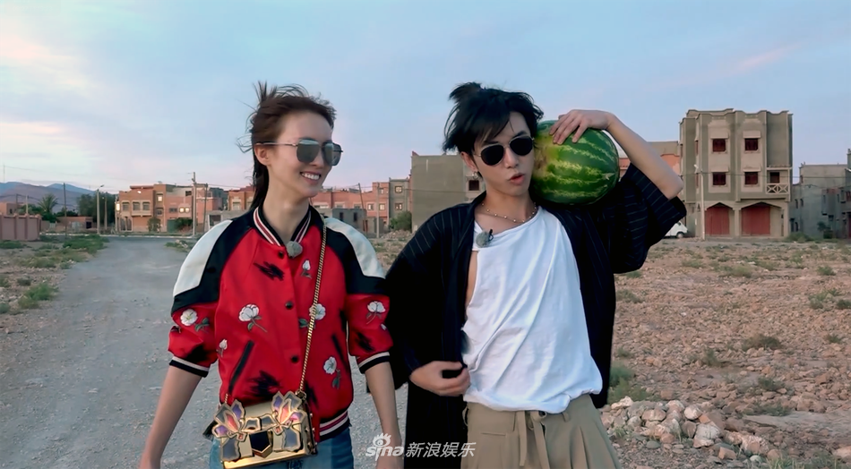 落魄王子公主记华晨宇金晨蹲坐马路啃烂瓜