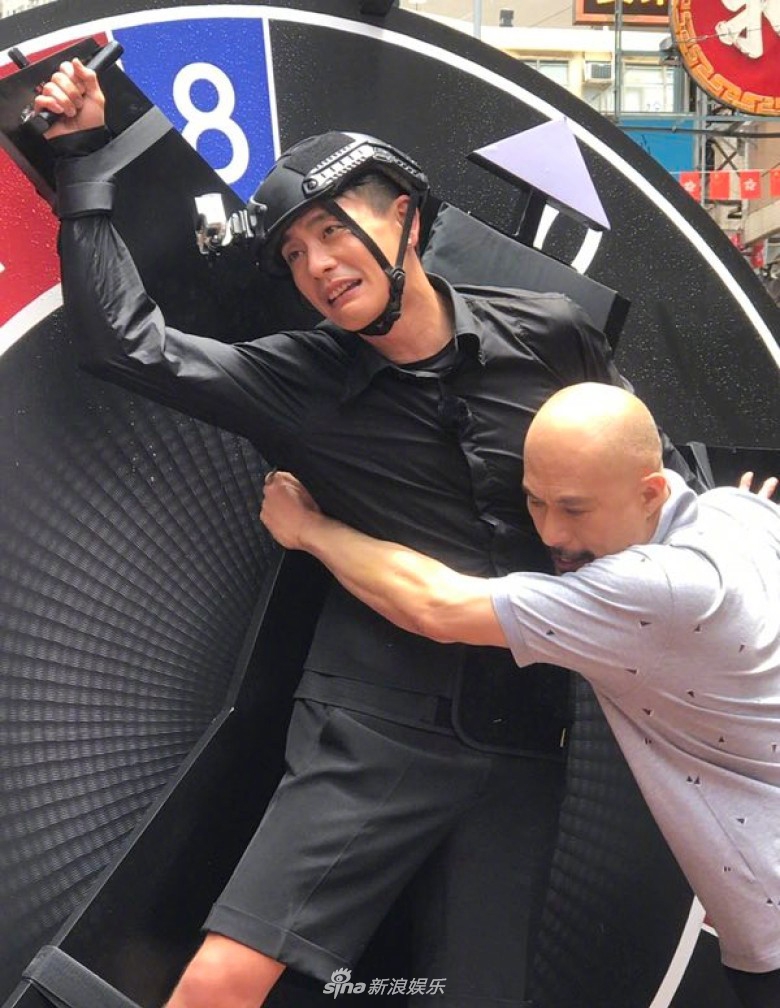 《极挑》香港录制 张艺兴黄宗泽被当人肉转盘