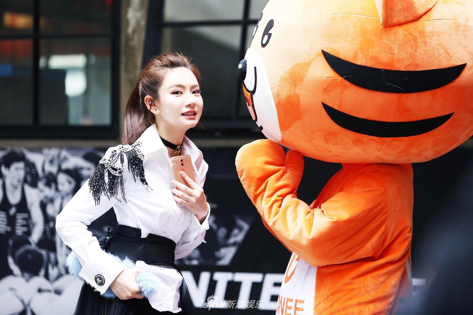 组图:卖萌技术满分!戚薇"暗中观察"表情超可爱