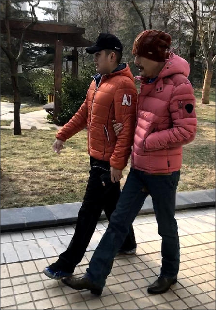 组图徐锦江17岁儿子长相帅气与爸爸一样高