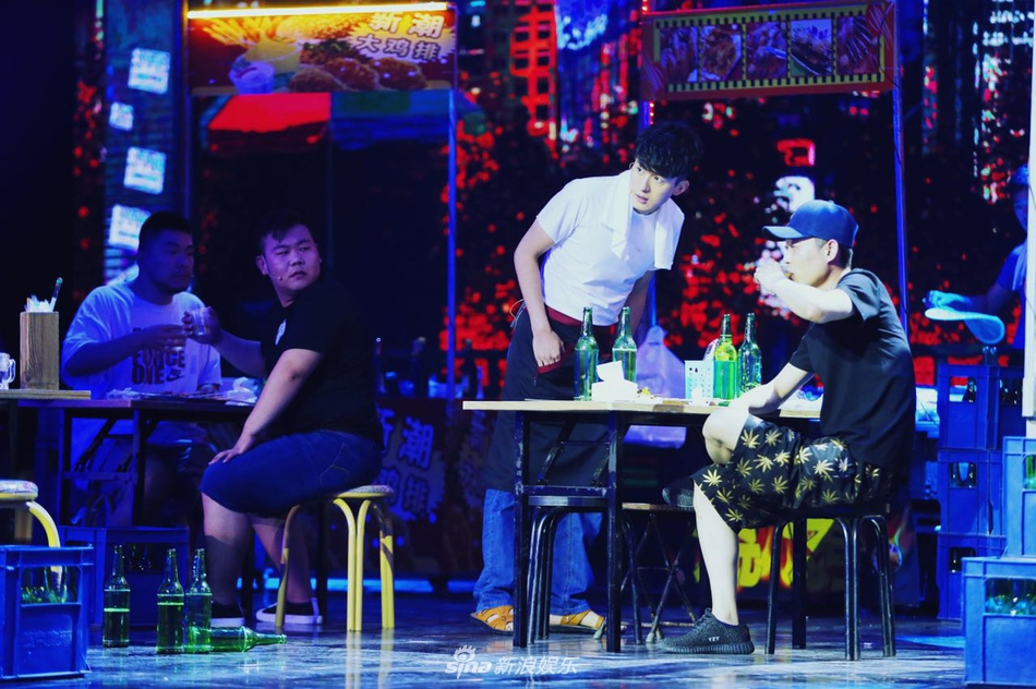 喜剧王孙艺洲开大排档 演绎另类“夜生活”