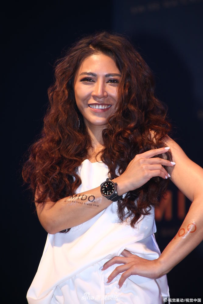 组图艾怡良穿洋装露美背称接收妈妈礼物被吓坏