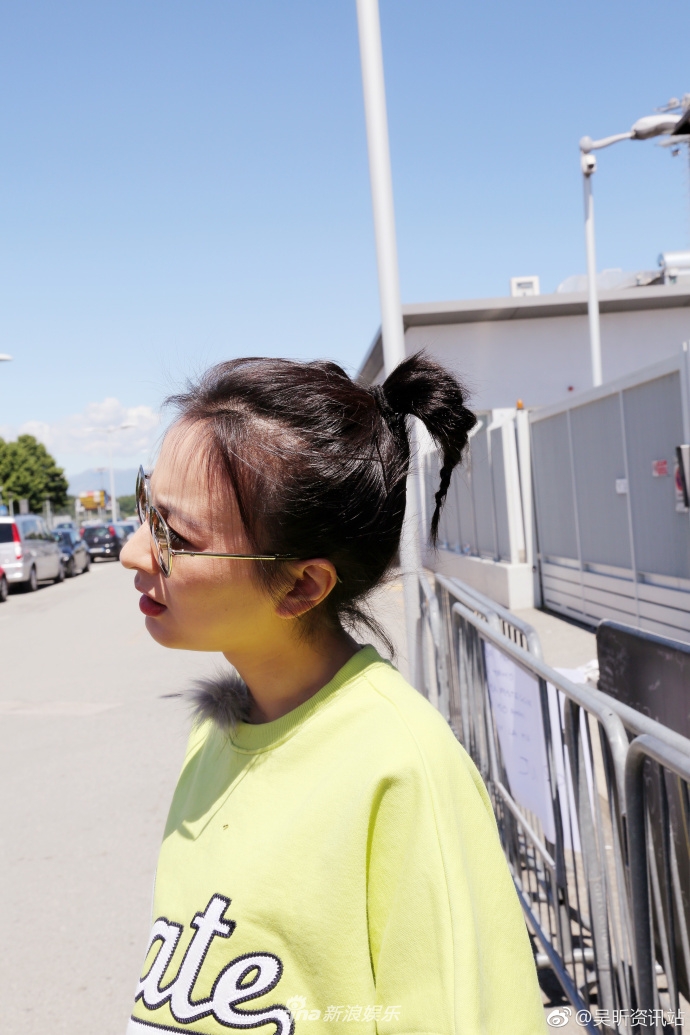 组图:好酒量!吴昕戴墨镜扎小辫举杯豪饮乐开怀