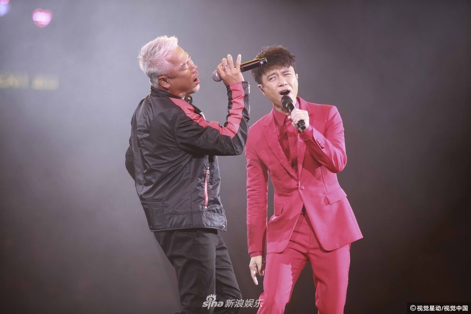 组图:李克勤30周年演唱会举行 巫启贤蒙面助阵_高清图集_新浪网