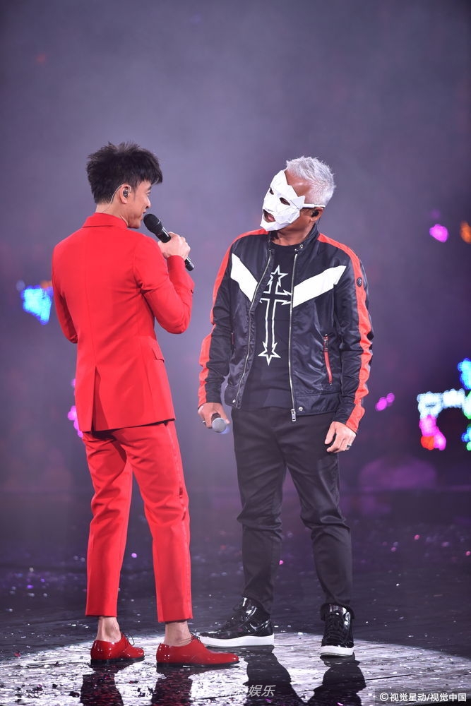 组图:李克勤30周年演唱会举行 巫启贤蒙面助阵