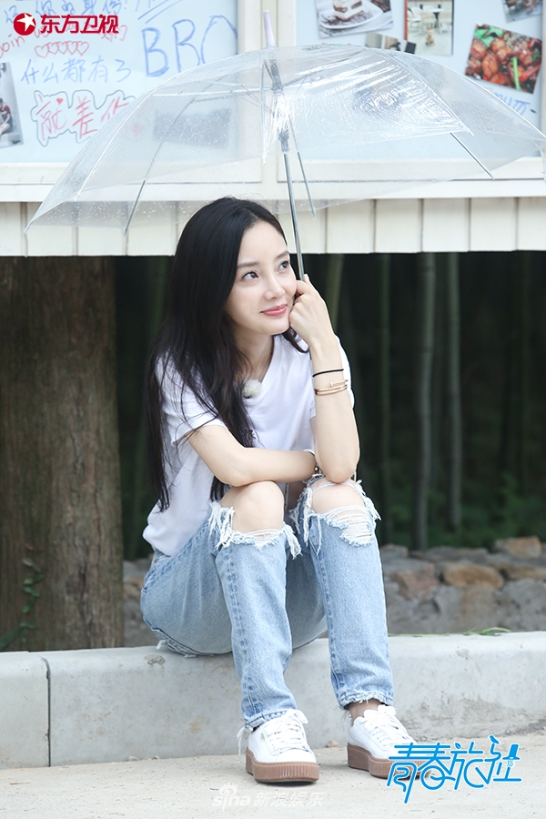 李小璐现身菜市场买菜 身穿白T恤清爽17岁