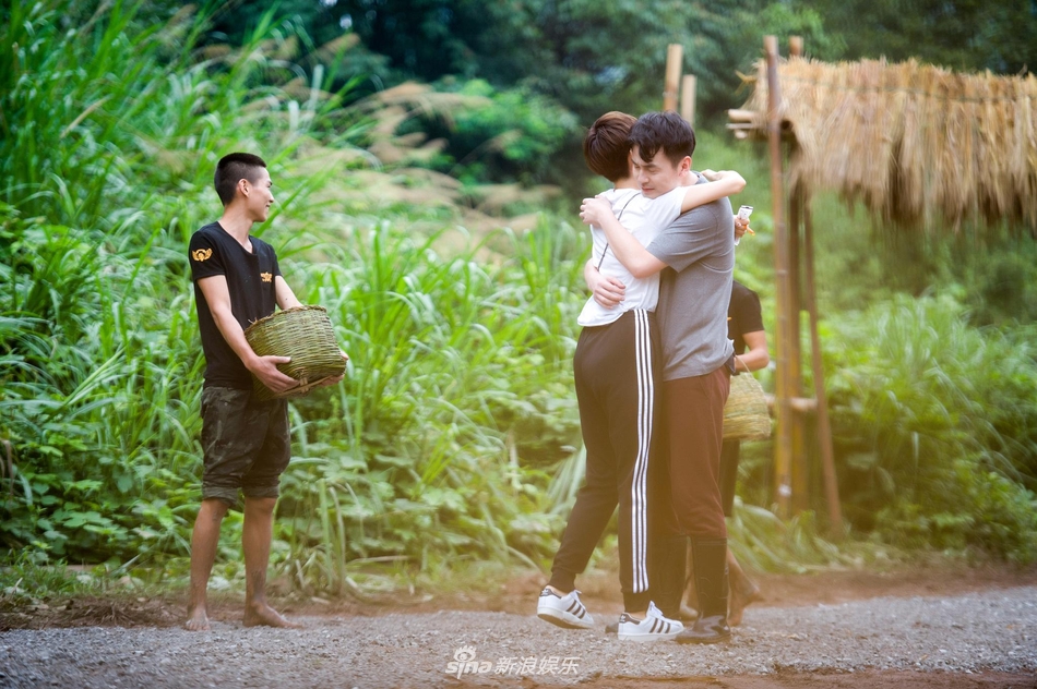 组图:雷佳音见十年好友姜妍泪奔 曾经还说要娶她_高清图集_新浪网