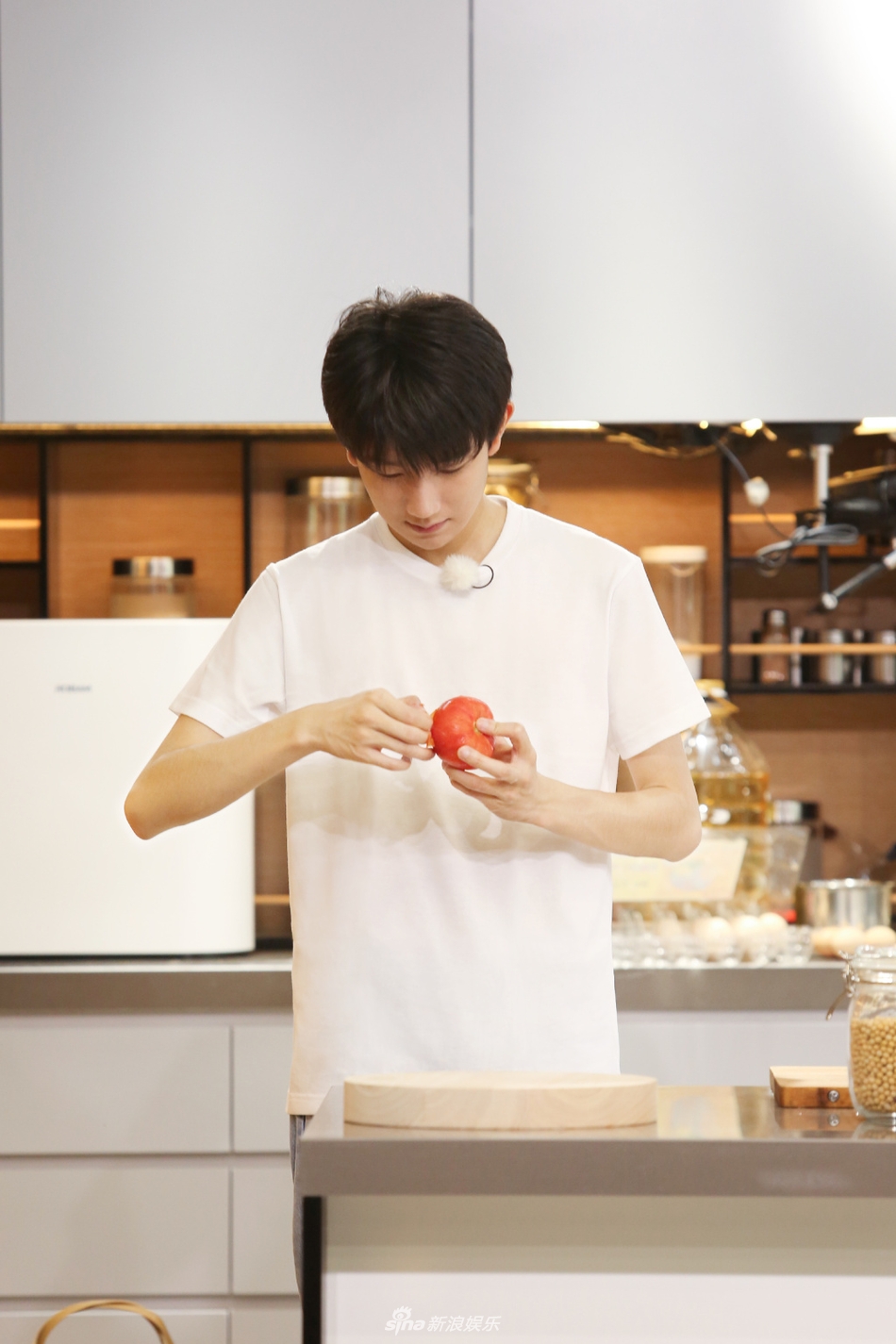 组图:王源做饭现场图大放送 认真做饭样子迷人