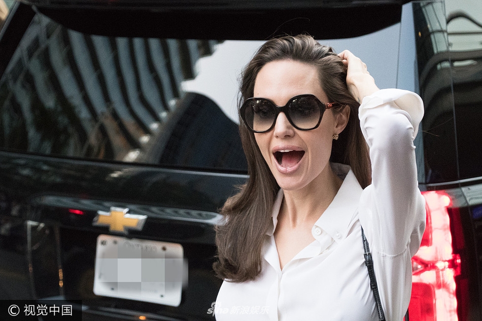 组图:朱莉白衣干练素颜气色好 帅气撩发女神范