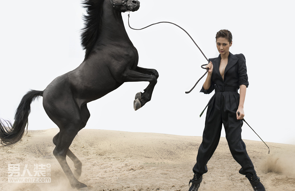 组图梁静男人装大片与马共舞性感妩媚不失帅气